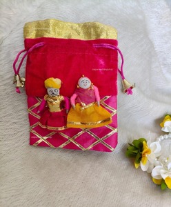 Bolso Potli de terciopelo Rajasthani con diseño de pareja de marionetas - Product Image 6