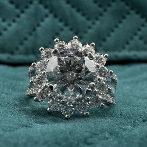 Magnífico Anillo de Diamante Cultivado en Laboratorio de 4.03 CT, Corte Redondo, en Oro Blanco de 14K para Mujer - Product Image 5