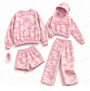 Conjunto de 4 Piezas Color Rosa Bebé Personalizado para Mujer: Sudadera Corta con Capucha, Pantalones Cortos y Pantalones Anchos - Product Image 3