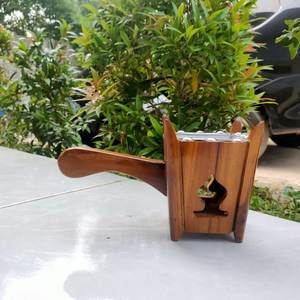 Brûleur d'encens Bakhoor traditionnel en bois fait main, en forme de maison, avec trous de ventilation sculptés et dessus en laiton - Product Image 3