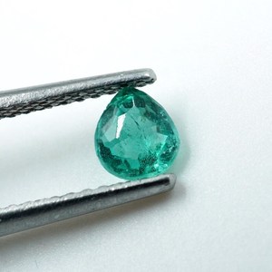 พลอยมรกตแซมเบีย ยี่ห้อ HAYAAT GEMS น้ำหนัก 0.20 กะรัต รูปทรงลูกแพร์เจียระไนแบบมรกต ขนาด 4.5x4x2.5 มม. สำหรับทำเครื่องประดับ - Product Image 2