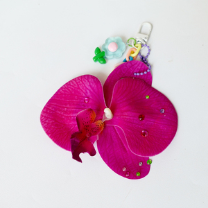 Breloque de sac en forme d'orchidée magenta faite à la main, porte-clés floral en strass, chaîne perlée, accessoires esthétiques pour sac à dos et sac à main, article cadeau - Product Image 4