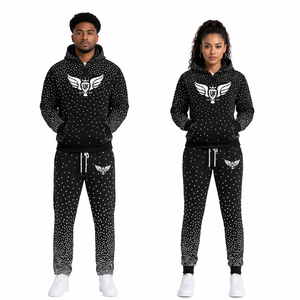 ชุดเซ็ตแทรคสูทแบบยูนิเซ็กซ์ ประดับคริสตัลวิบวับ สีดำ เสื้อฮู้ดดี้และกางเกงจ็อกเกอร์  โลโก้ VK สไตล์สตรีทแวร์ สำหรับผู้ชายและผู้หญิง ชุดกีฬาสุดหรู - Product Image 1