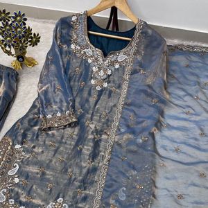 Ensemble de robe et chemisier en velours bordeaux brodé, style indien pakistanais, avec broderie lourde, manches longues, pour mariage - Product Image 3