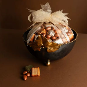 Bol de service en métal martelé de luxe avec ruban, panier de présentation pour cadeaux sucrés - Product Image 1