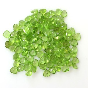 Pierre précieuse de péridot naturel de qualité AAA, taillée en forme de cœur, facettée, 5 mm, pierre de péridot verte pour la fabrication de bijoux, vente en gros de pierres précieuses en vrac - Product Image 1