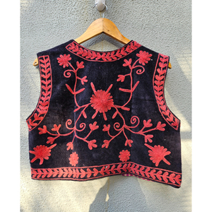 Chaqueta Suzani Floral Bordada e Impresa a Mano, Kimono de Terciopelo Indio, Estilo Boho Corto, Regalo de Otoño/Invierno para Ella - Product Image 6