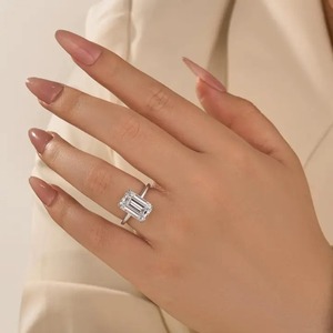 Anillo de Plata 925 con Moissanita de Corte Esmeralda, Diseño Premium, Chapado en Oro Blanco, Color D y Claridad VVS, para Mujer - Product Image 2