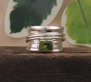 แหวนเงินแท้ 925 ประดับพลอยเพอริดอทดีไซน์คลาสสิกหรูหรา ทรงสี่เหลี่ยม งานแฮนด์เมด สำหรับผู้หญิง งานแต่งงาน งานปาร์ตี้ เครื่องประดับแฟชั่น ขายส่ง - Product Image 4