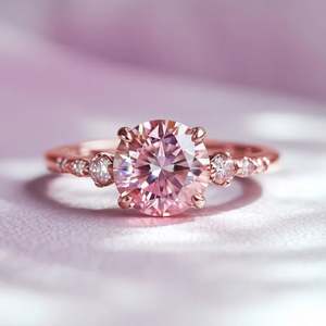 แหวนมอสซาไนต์สีชมพูอ่อนในตัวเรือนเงินแท้ 925 ดีไซน์หรูหราสง่างาม แหวนพลอยสีชมพูอ่อนสำหรับงานหมั้นและงานแต่งงานสำหรับผู้หญิง - Product Image 1