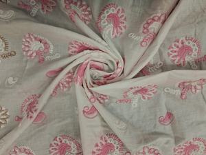 Tissu en coton blanc très demandé avec broderie paisley rose et blanche, motif Buti brodé sur toute la surface, idéal pour robes et artisanat - Product Image 2