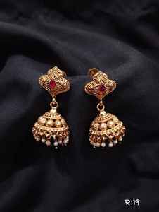 Boucles d'oreilles Jhumka traditionnelles indiennes en laiton plaqué or avec des gouttes de perles d'imitation, bijoux de mariage tendance pour femmes - Product Image 3
