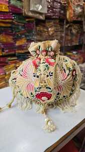 Top moderno indio granate terciopelo con bordado dorado hecho a mano mujer muñeca étnica Potli Batua bolsa para favores de boda regalos - Product Image 5