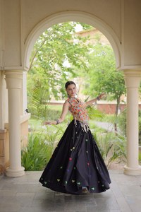 Hermoso Lehenga Choli Negro de Diseñador con Conjunto de Lehenga para Mujer, con Trabajo de Espejos, para Navratri, Garba, Festivales, Bodas y Fiestas - Product Image 3