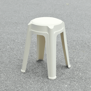Le tabouret en plastique rembourré de couleur blanche - La chaise de jardin confortable, compacte et élégante - Product Image 1