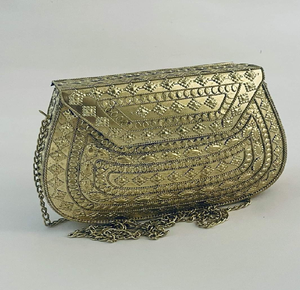 Pochette cylindrique en laiton avec des sculptures florales en relief complexes, des breloques clochettes ghungroo pendantes, une sangle en chaîne, en gros. - Product Image 6