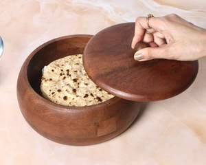 Boîte à chapati au design unique, de la plus haute qualité, de forme ronde, en bois, avec bouton en bois pour la cuisine, boîte à roti, conteneur à roti en bois - Product Image 1