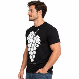 Camiseta de algodón negra de manga corta con cuello redondo y estampado gráfico de uvas para hombre, estilo casual. - Product Image 4