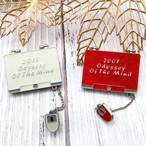 Épingles en émail dur d'usine avec badges à paillettes, logo personnalisé en métal strass émail broche de chaîne de chapeau pour sac - Product Image 2