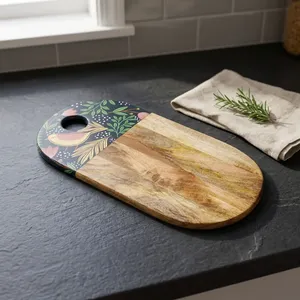 Tabla de servir y cortar de madera hecha a mano con arte en esmalte, una impresionante pieza central para mesa, elegante elemento decorativo. - Product Image 3