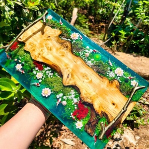 Plateau à fromages et charcuterie en bois et résine, personnalisé, écologique, modelé à la main, motif Poisson Koi de la rivière verte, plateau bassin à Koi - Product Image 2