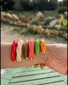 Brazalete de Resina Moderno con Patrón Clásico de Mármol para Mujer, Brazalete de Diseño Hecho a Mano, Joyería de Moda por Madiha Art and Crafts - Product Image 3