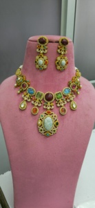 Collar inspirado en Sabyasachi de calidad premium con hermosos pendientes, perfecto para ocasiones festivas, conjunto de collar nupcial de lujo. - Product Image 1