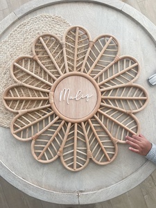 ป้ายชื่อติดผนังสไตล์อาร์ตเดโค ทำจากหวายธรรมชาติ งานฝีมือไม้ดอกเบญจมาศ งานหัตถกรรมเวียดนาม ของตกแต่งศิลปะสมัยใหม่ ขายส่ง - Product Image 2