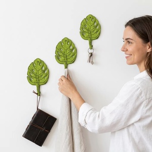 Porte-manteau mural en métal en forme de feuille de Monstera verte, design végétal original, crochet simple, antirouille - Product Image 2