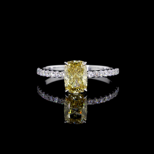 Anillo de Compromiso con Diamante Cultivado en Laboratorio de 2 Quilates, Corte Cojín Clásico, Color Amarillo Intenso, Banda Pavé, Certificado IGI, Chapado en Oro de 14K - Product Image 1