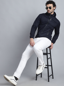 Herren Leichte Bikerjacke aus 100% Baumwolle in Marineblau, mit Kapuze und Reißverschlussdetail, langen Ärmeln, geradem Saum und zwei Vordertaschen. - Product Image 3