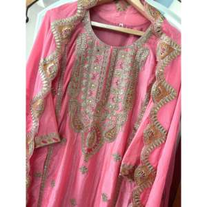 Hermoso conjunto de salwar kameez de seda con top, pantalón y dupatta elegante para fiestas - Product Image 6