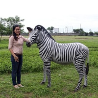 Sculpture d'animal en résine zèbre en vente chaude, statue de cheval zèbre grandeur nature pour la décoration de la pelouse du jardin