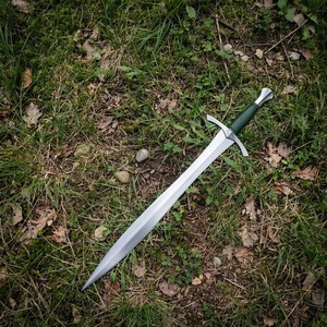 Espada de acero al carbono hecha a mano con funda de cuero verde y conjunto de cinturón marrón - Product Image 4