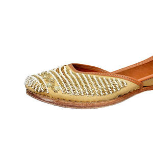Chaussures Khussa élégantes pour femmes, pour mariage ou fête, fabriquées à la main au Pakistan, avec broderie de perles et de pierres. - Product Image 6