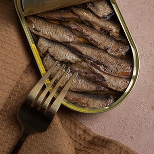 Sardinas enlatadas en salsa de tomate, totalmente cocidas, enlatadas en metal, para importadores de supermercados y compradores de alimentos a granel. - Product Image 2