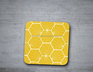 Dessous de verre jaunes de style classique fait à la main Dessous de verre de tasse à thé au design personnalisé Décoration de table Tapis/tampons en noyer uniques - Product Image 1