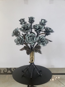 Escultura de Hierro Rosa Khang Hung Phat, Diseño Hueco, Recubierta con Pintura Natural, Elegante Adorno Decorativo para el Hogar o el Jardín - Product Image 4