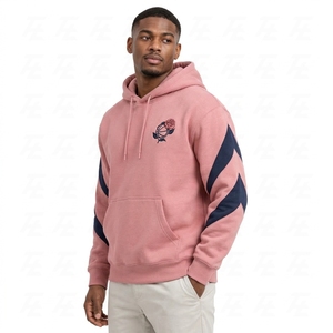 Sweat-shirt décontracté rose à blocs de couleur pour homme avec logo rose de basketball et poche kangourou - Product Image 1