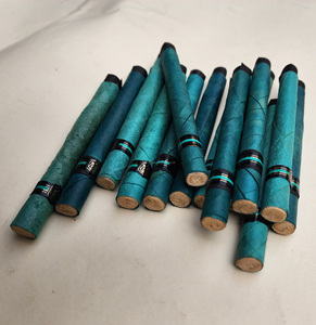 Pétales de rose enroulés peints à la main, forme conique, luxe manuel, couleurs rouge et jaune - Product Image 2