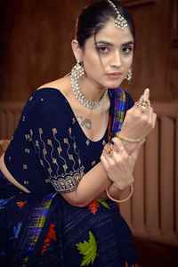 Blusa de un solo hombro de georgette de color liso, estilo tradicional, para uso casual, morada, elegante, ideal para bodas, para personas a la vanguardia de la moda. - Product Image 5