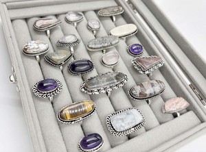 Bague en pierre naturelle de style classique, bijoux originaux en pierres mélangées, sertissage clos, laiton plaqué argent, pour cadeau unisexe ou fête - Product Image 3