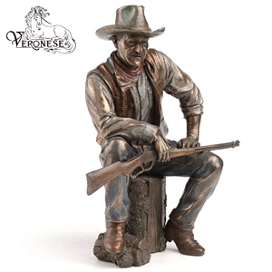 Figurine en résine artisanale de luxe, peinte à la main, représentant un cow-boy assis sur un bûchard avec un fusil, design veronais, décoration d'intérieur, objet de collection, style européen. - Product Image 2