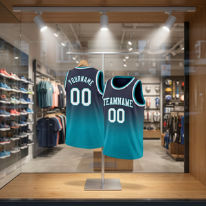 Ensemble de maillots de basket personnalisés, maillot sans manches noir et bleu, coupe athlétique, maillot de basket respirant en mesh. - Product Image 4