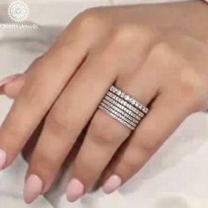 Bague Classique Femme Charm Jewells en Argent Plaqué Or 18K avec Moissanite Taille Coussin et Trois Pierres, Sertie à Griffes, Certifiée IGI - Product Image 4