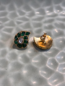 Pendientes de flor chapados en oro vintage con piedra doble verde para mujer, para uso diario, fiestas, festivales y regalos. - Product Image 6