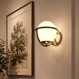 Lámpara de Pared Moderna de Latón Celestine con Pantalla de Globo de Vidrio, Luz LED con Temperatura de Color Ajustable para Decoración de Sala de Estar y Dormitorio - Product Image 1