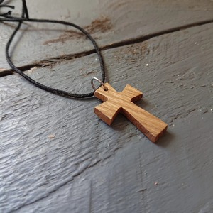 Collar con Colgante de Cruz de Madera, Acabado Natural, Cordón Negro, Joyería Religiosa Sencilla - Product Image 6
