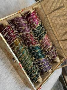Ensemble chic de chooris en verre cachemiri multicolores avec des bracelets traditionnels Ghungroo pour une mode ethnique festive et contemporaine - Product Image 4