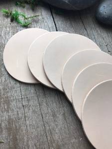 Posavasos de Cuero Genuino para Bar, Juego de 6 Tapetes Redondos de Piel de Vaca Negra, Resistentes al Calor, Protección para la Superficie de la Mesa GLC-0157 - Product Image 4